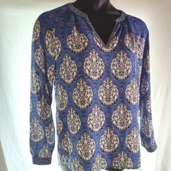 pretty blue fancy print blouse EUC 💙 - Picture 2 of 8